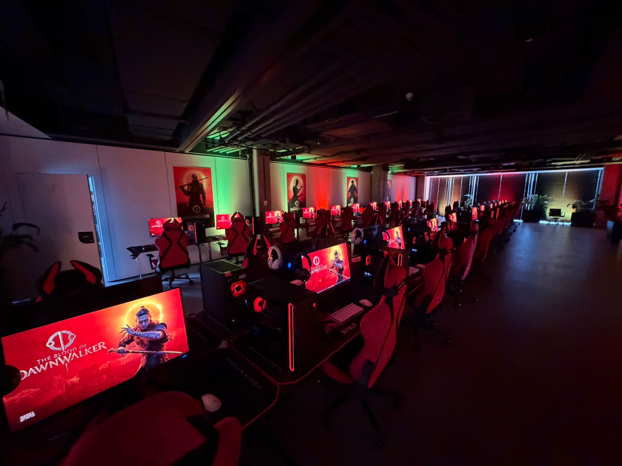 Miestnosť so stanovišťami na testovanie The Blood of Dawnwalker pred vydaním