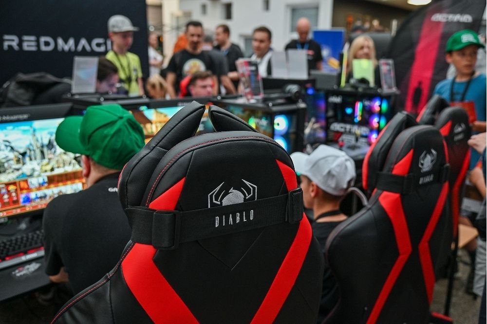 Hráči na čierno-červených stoličkách v počítačovej zóne Pixel Heaven Forward 2025