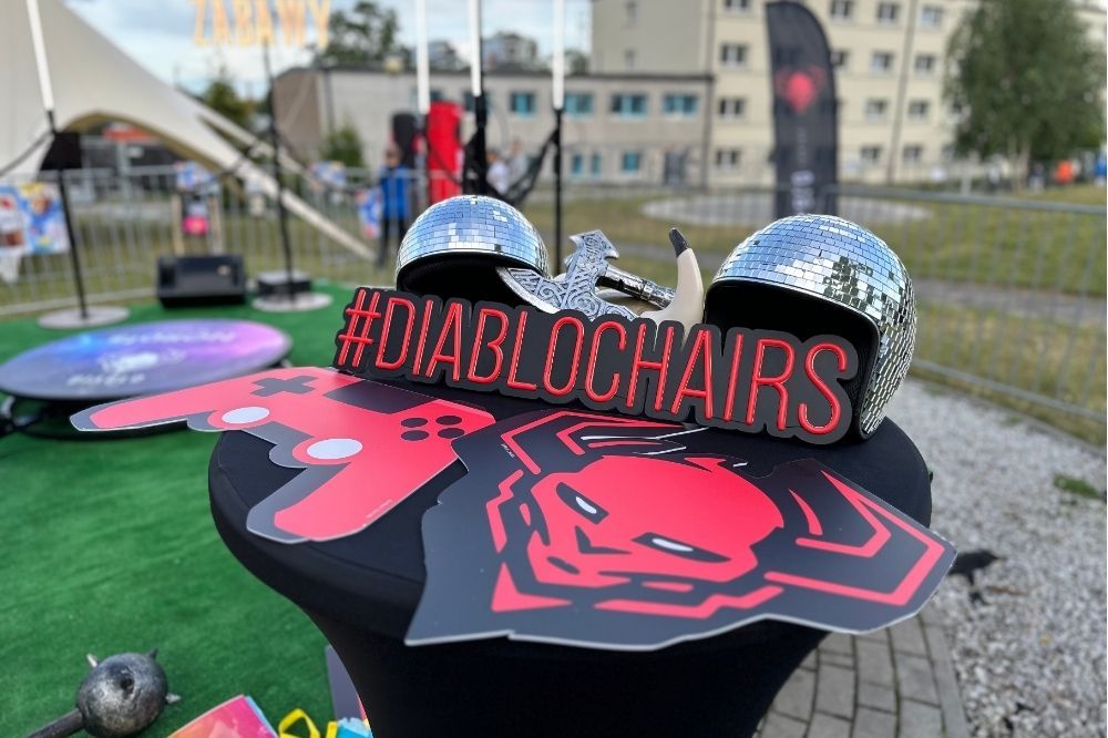 Rekvizity s logom Diablo Chairs a diskogule na Bachanalia 2025
