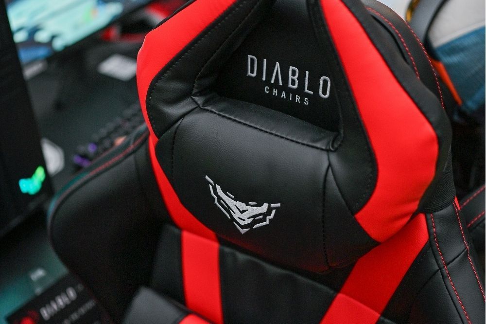 Detail opierky hlavy a vankúša s logom Diablo Chairs na Pixel Heaven Forward 2025