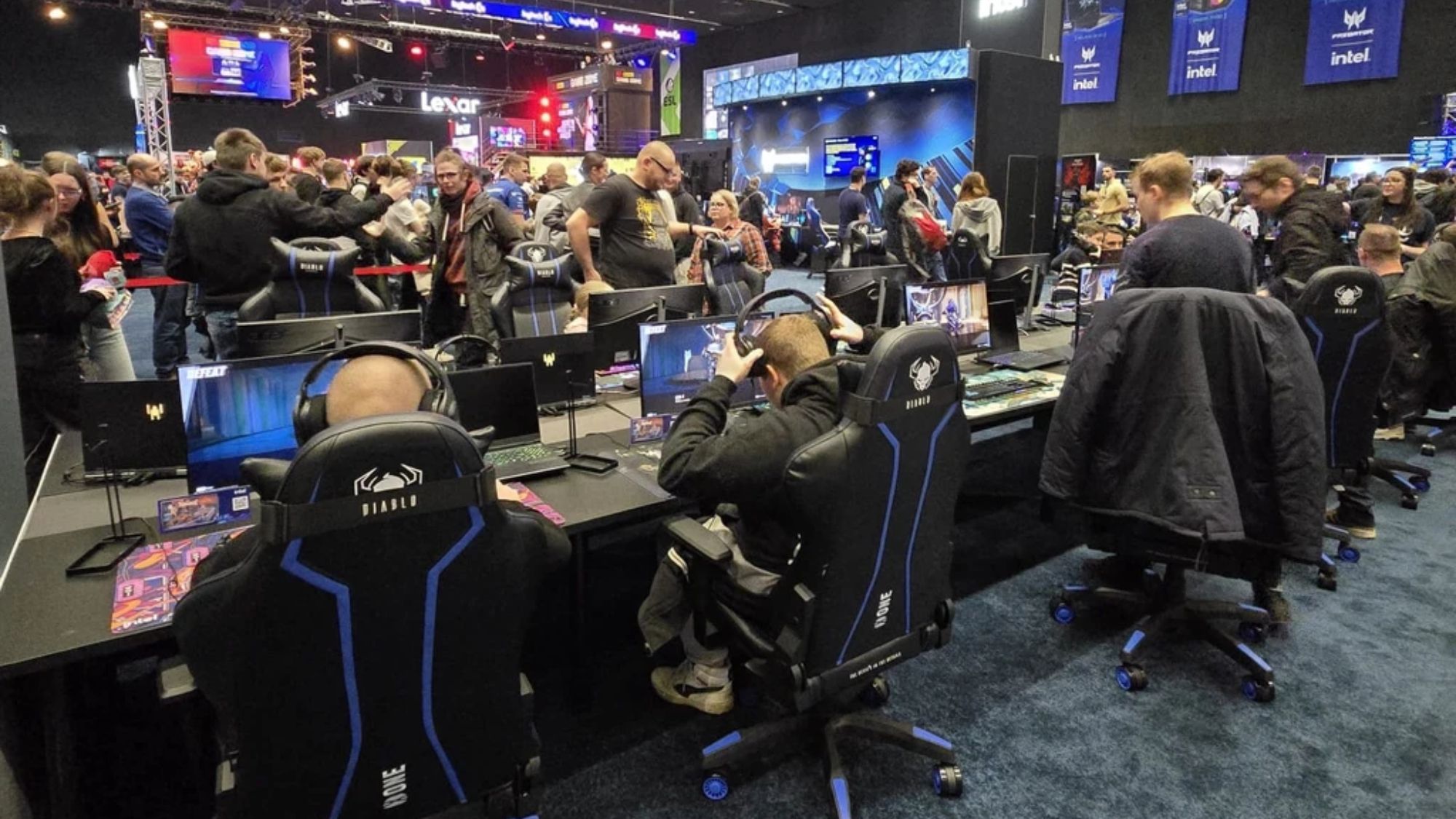 Herné stanovištia a návštevníci v zóne Intel na IEM 2026