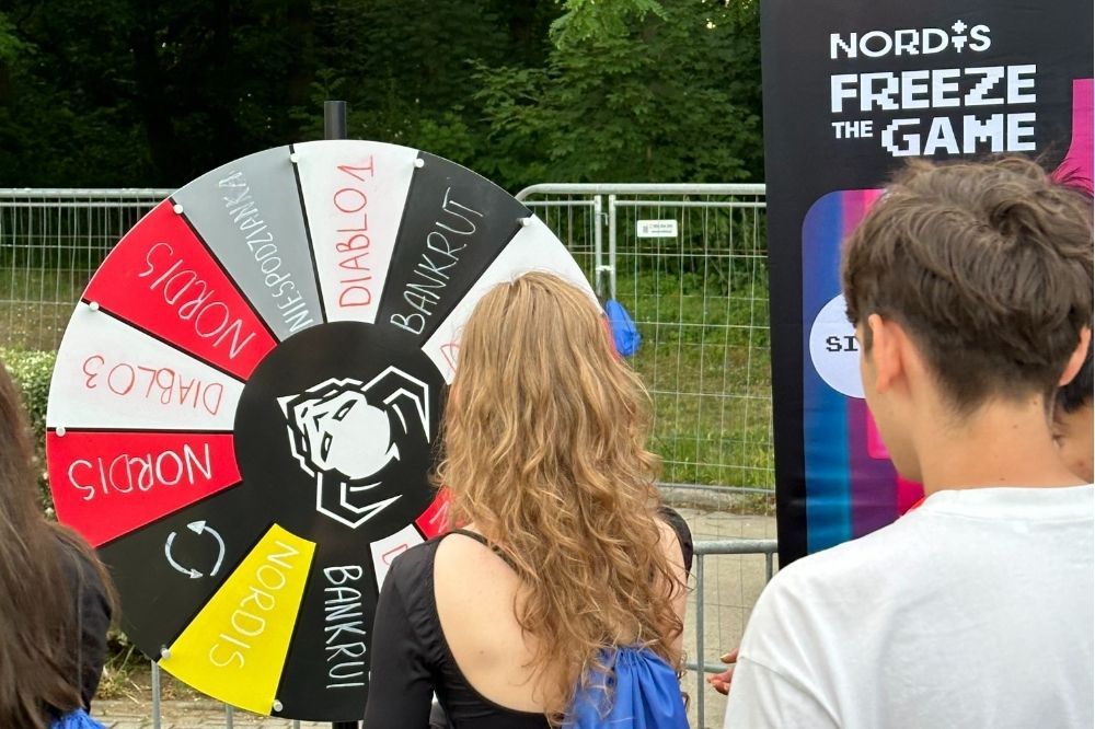 Návštevníci pri kolese šťastia v zóne Nordis Freeze the Game na Bachanalia 2025