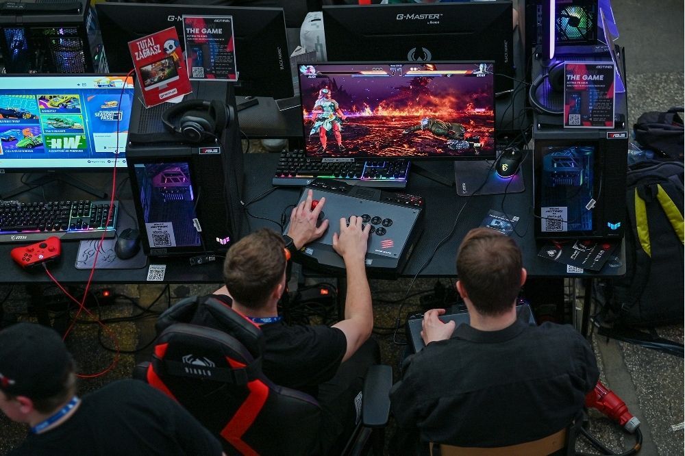 Účastníci hrajú pri dvoch počítačových stanovištiach na Pixel Heaven Forward