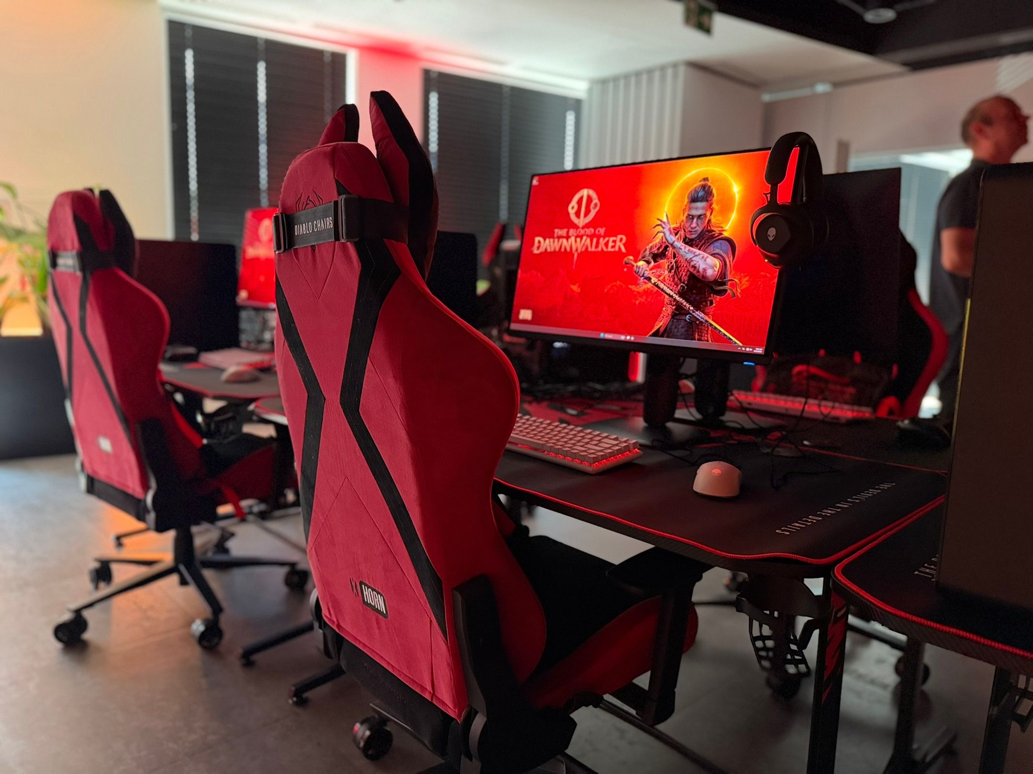 Červená stolička Diablo Chairs pri stanovišti The Blood of Dawnwalker