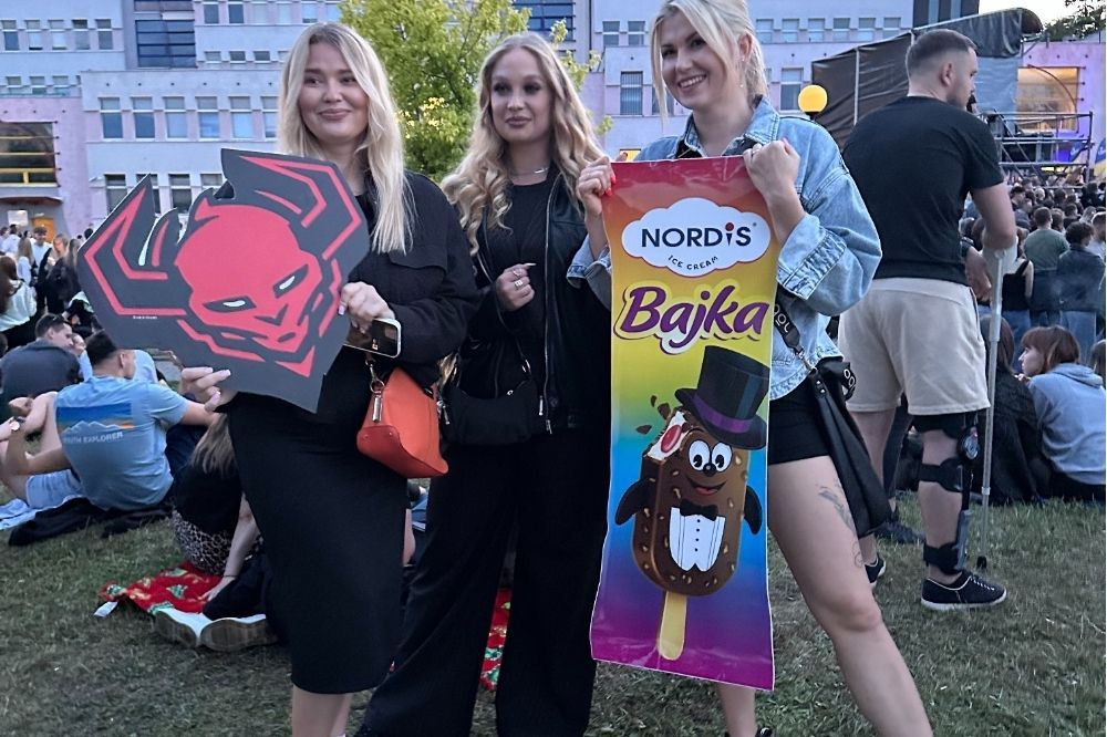 Návštevníčky pózujú s rekvizitami Diablo Chairs a Nordis na Bachanalia 2025