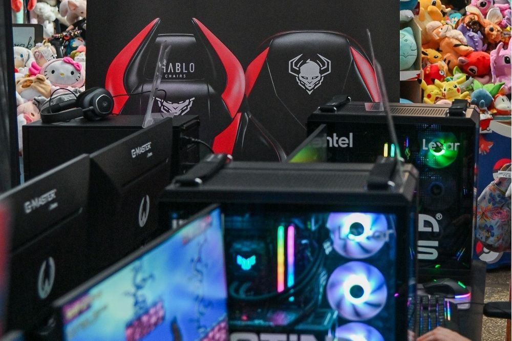 Herné počítače a stoličky s logom Diablo Chairs na Pixel Heaven Forward 2025