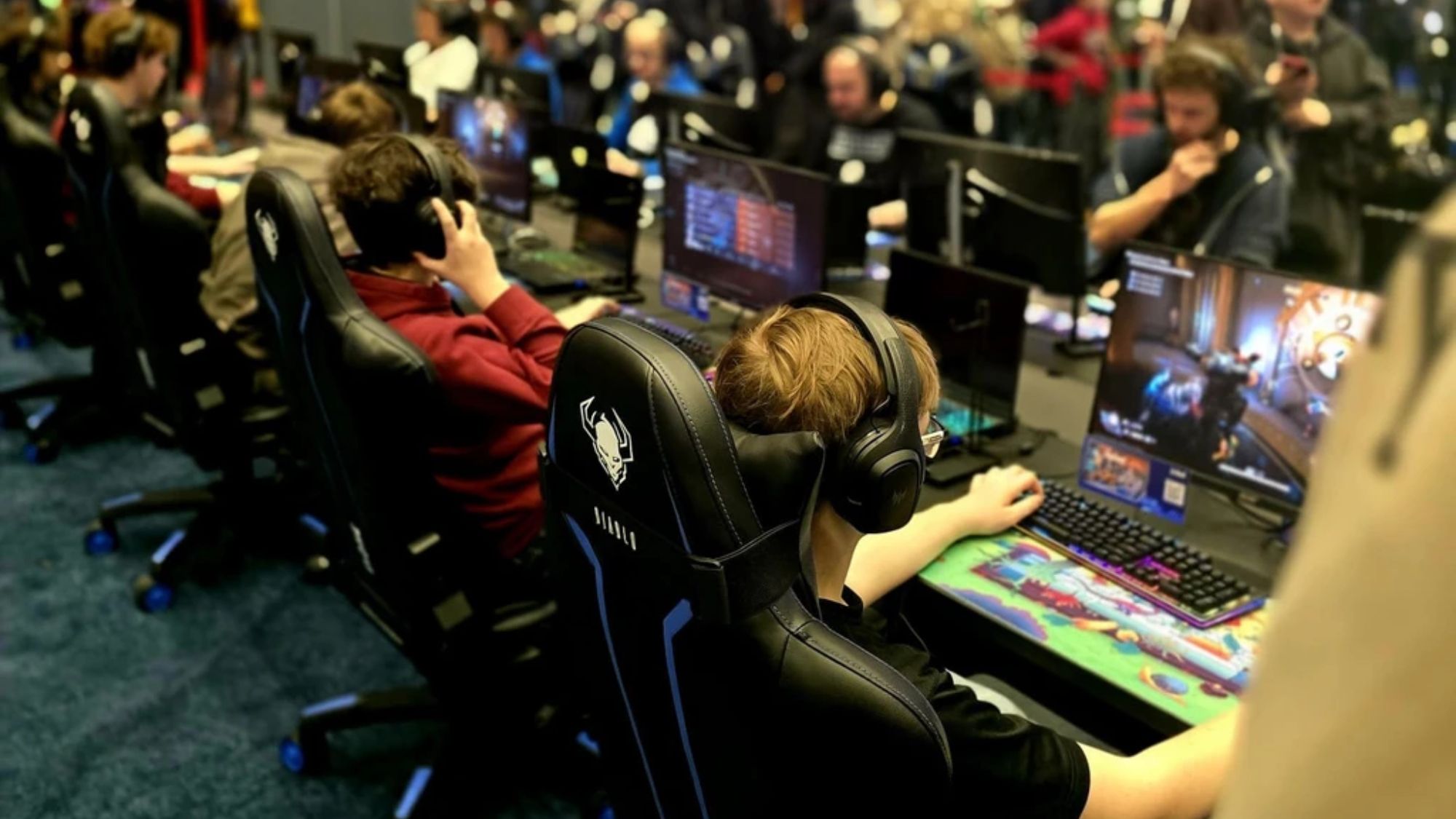 Účastníci IEM 2026 hrajú pri počítačoch na stoličkách Diablo Chairs