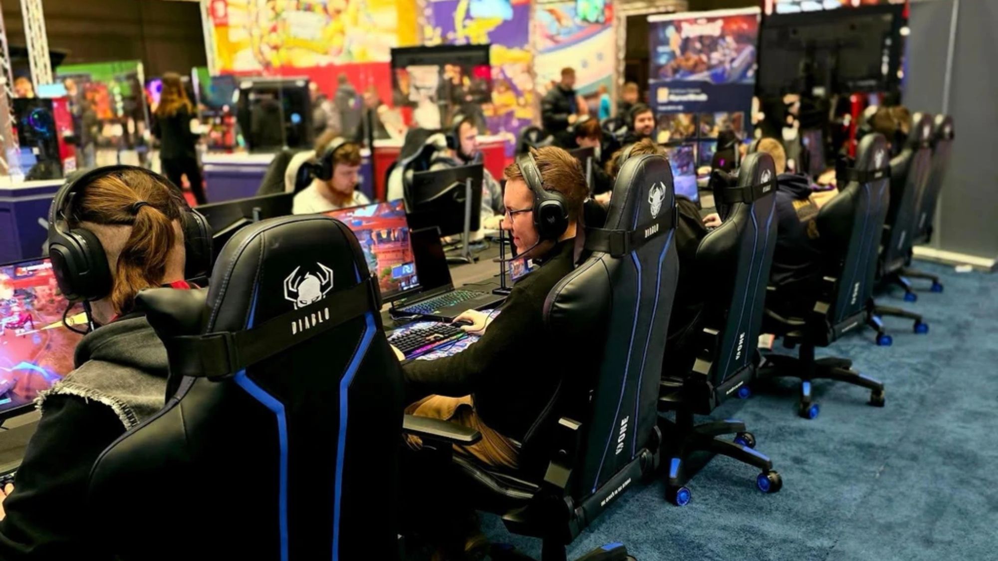 Hráči pri počítačoch na stoličkách Diablo Chairs počas IEM 2026