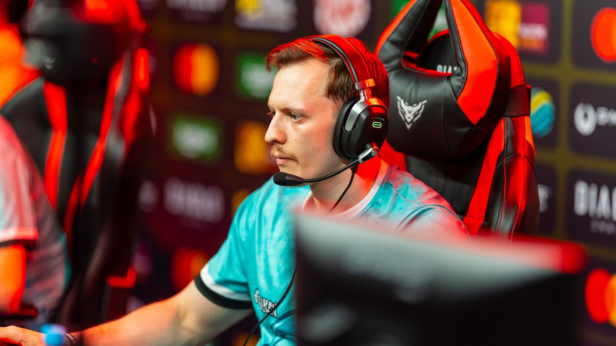 Hráč so slúchadlami na stoličke Diablo Chairs počas finále Rift Legends Spring 2026