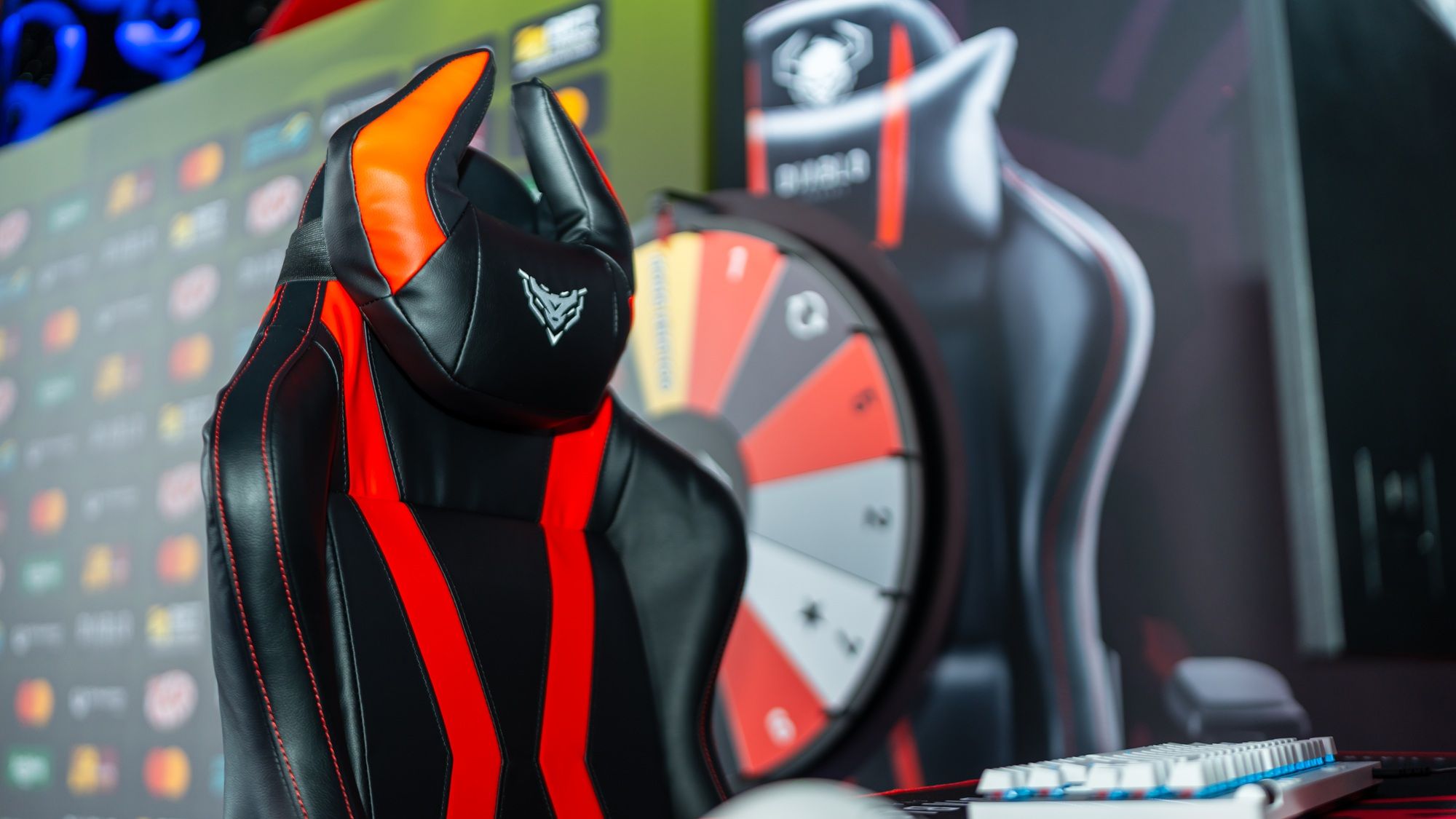 Čierno-červená stolička Diablo Chairs pred kolesom šťastia na Rift Legends