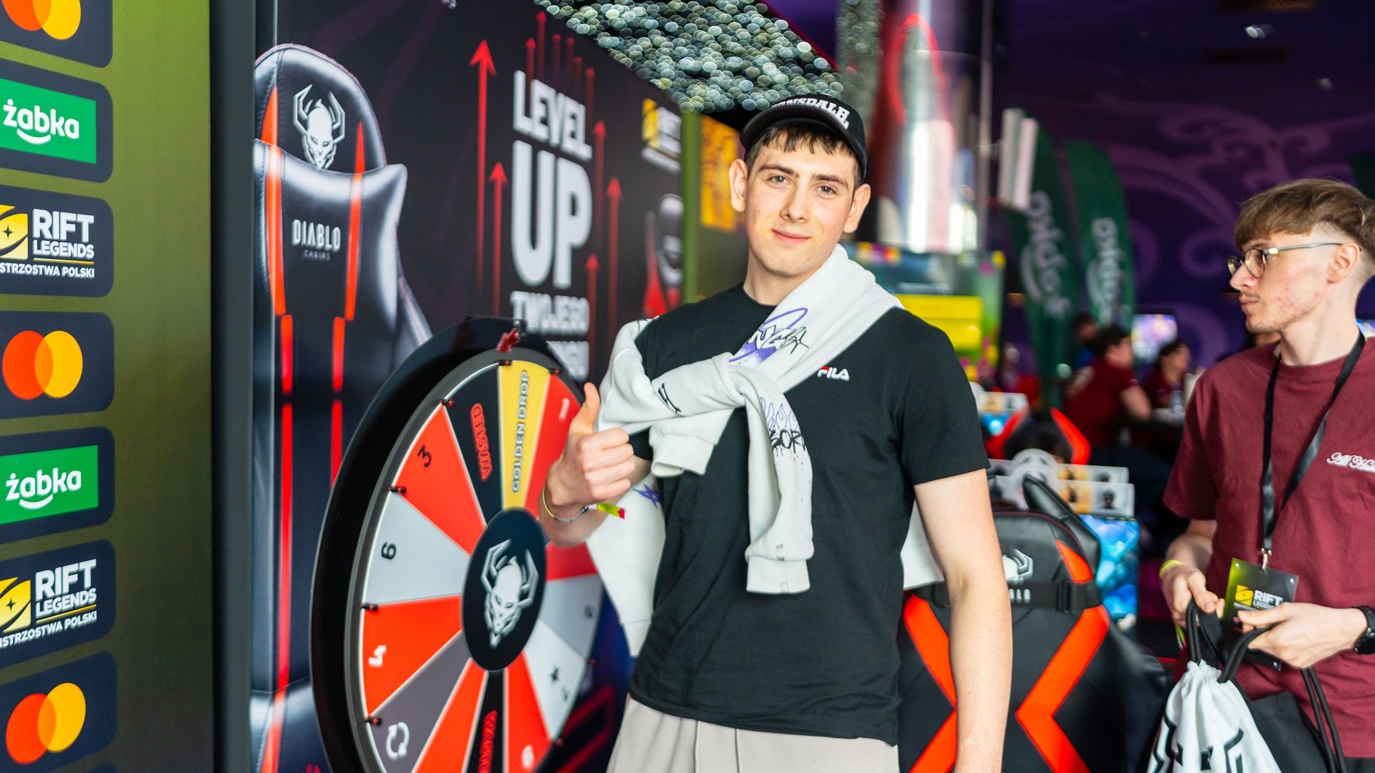Návštevník pri kolese šťastia v zóne Diablo Chairs na Rift Legends