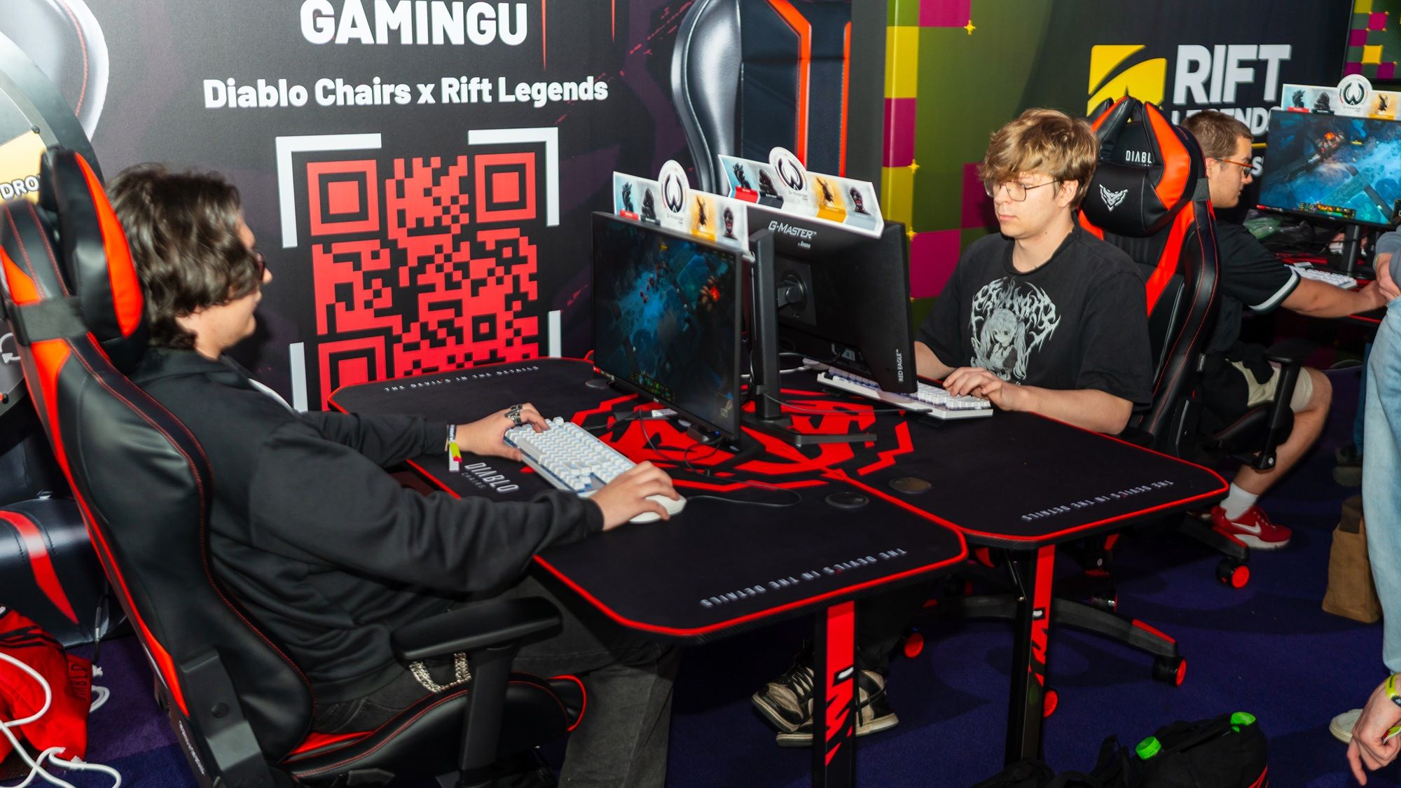 Účastníci hrajú pri spoločnom stole v zóne Diablo Chairs na Rift Legends