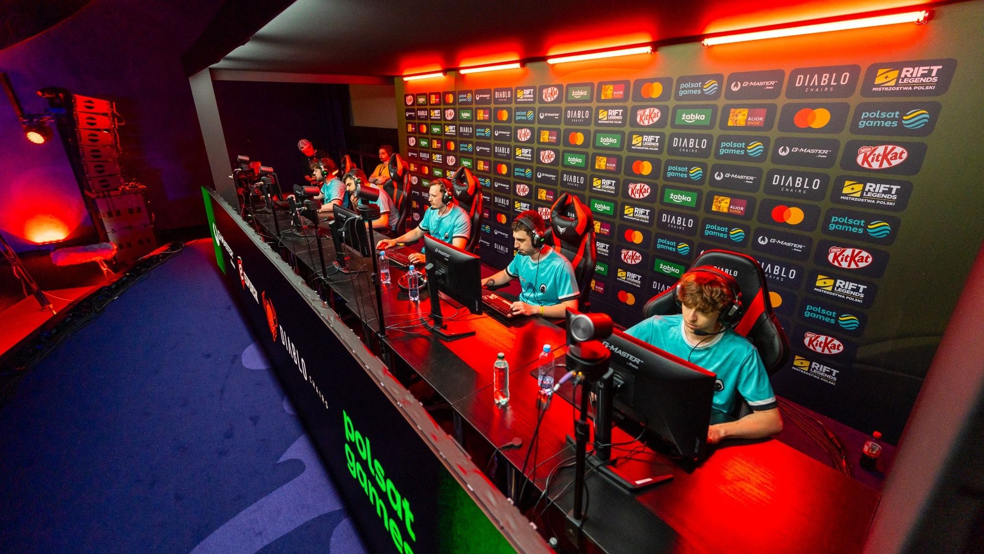 Tím pri počítačoch na červeno-čiernych stoličkách počas finále Rift Legends Spring 2026