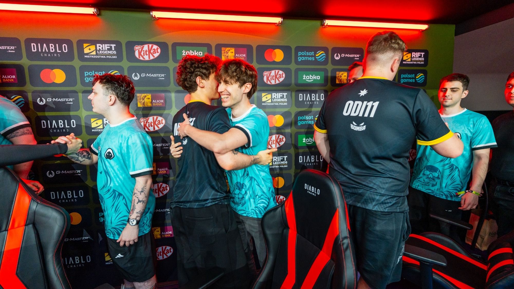 Hráči sa zdravia po zápase počas finále Rift Legends Spring 2026