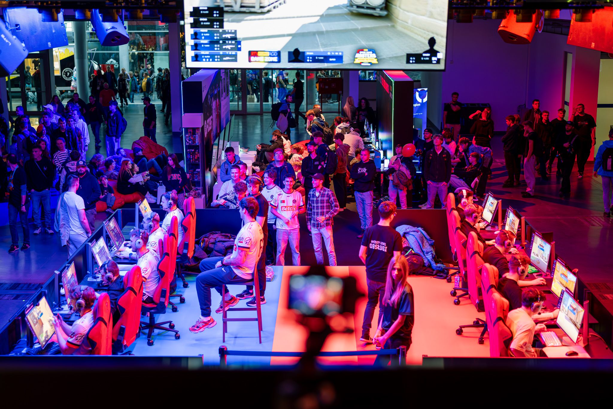 Pohľad zhora na účastníkov a herné stanovištia v GameZone na PGA 2025