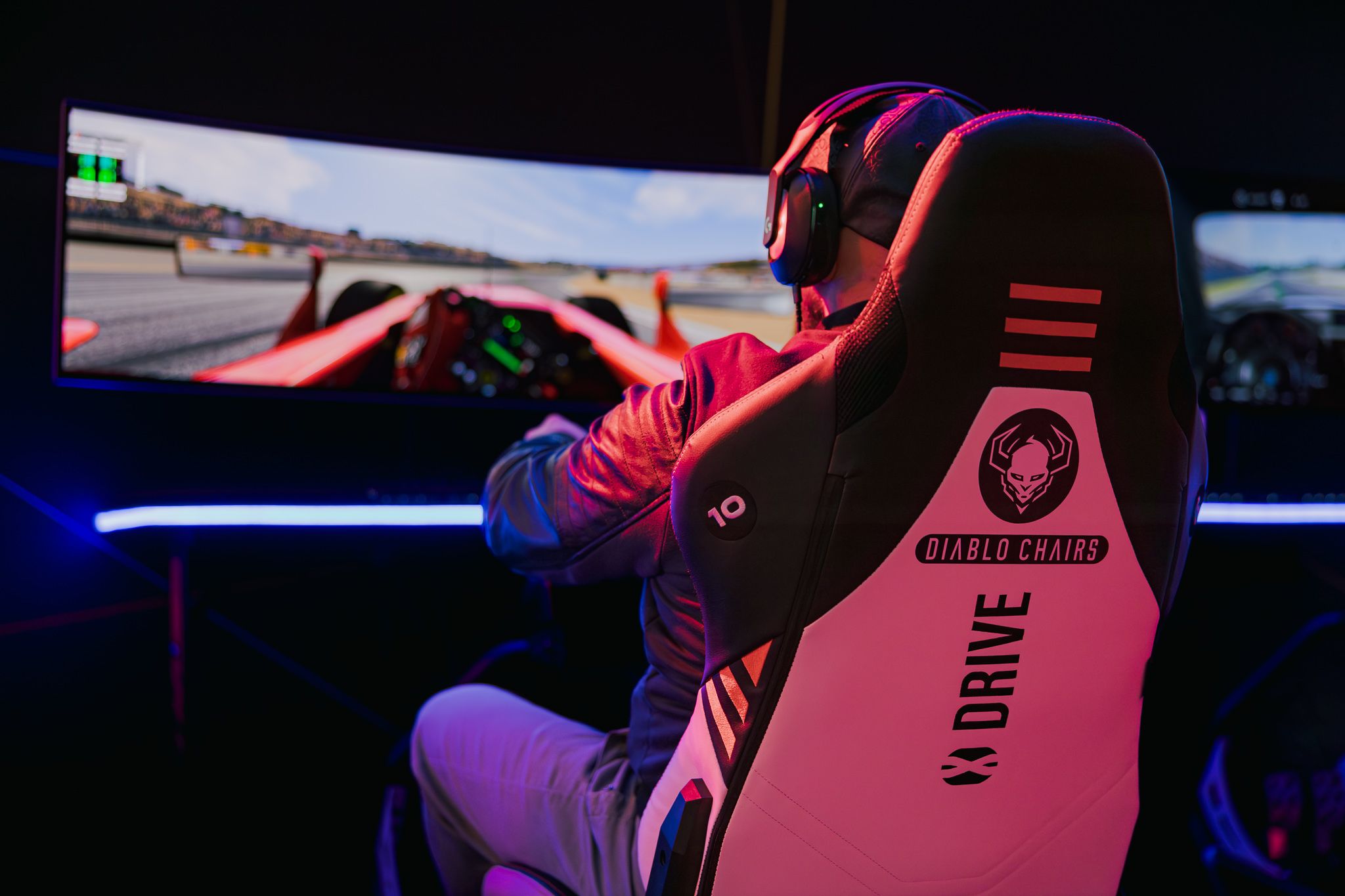 Hráč na stoličke Diablo Chairs pri pretekárskom simulátore na PGA 2025