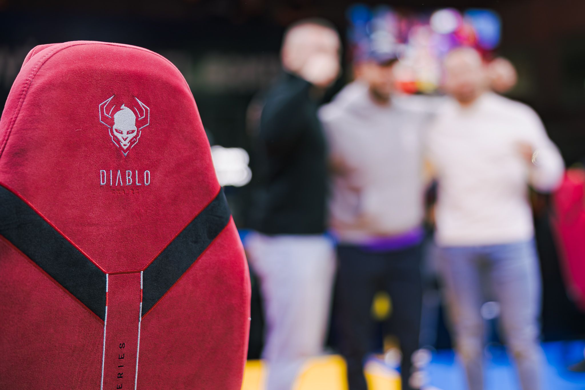 Detail červenej opierky hlavy s logom Diablo Chairs na PGA 2025
