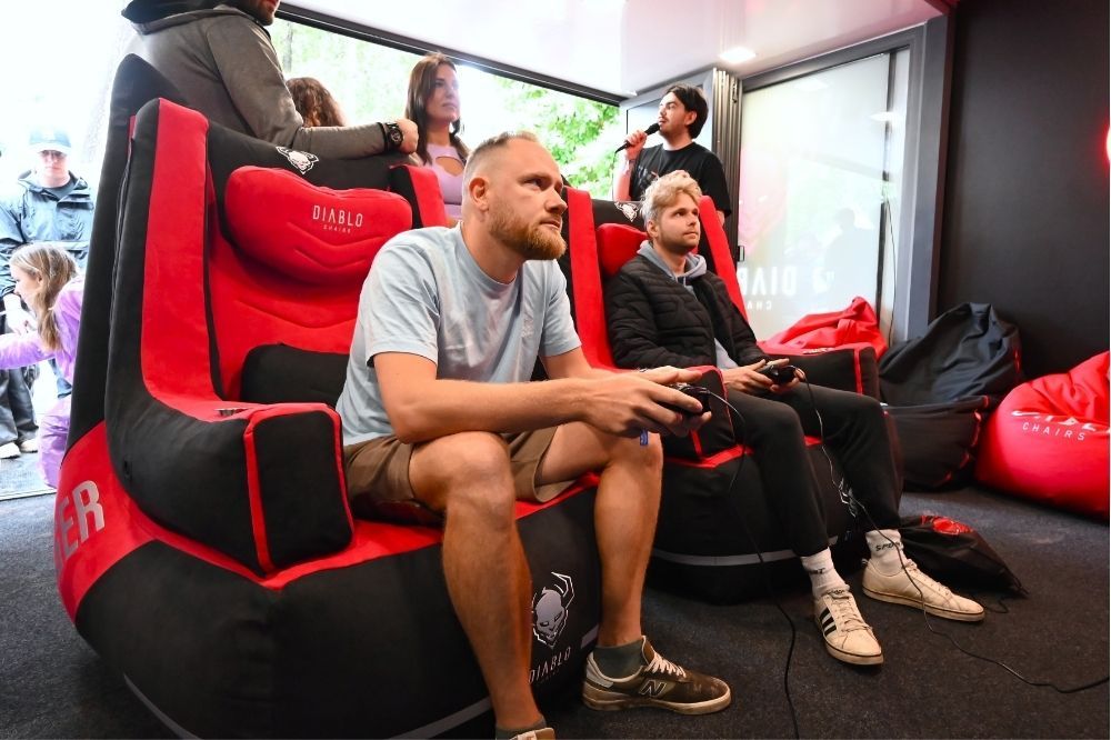 Hráči s ovládačmi v hernej zóne Rap Stacja 2025