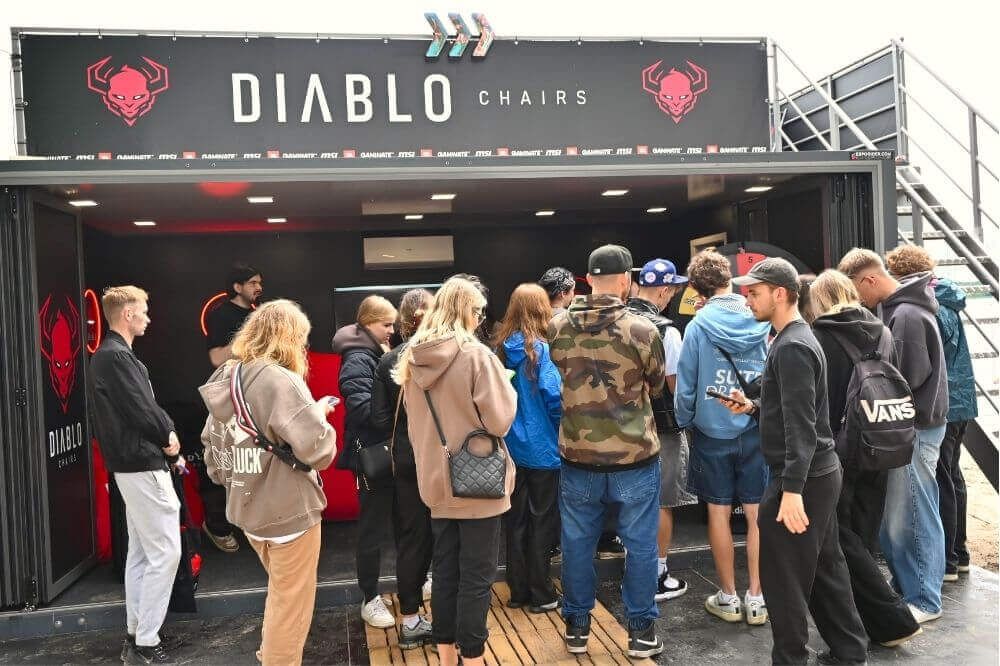 Návštevníci pred vstupom do zóny Diablo Chairs na festivale Rap Stacja 2025