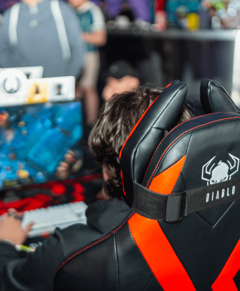 Giocatore su una sedia Diablo Chairs durante un torneo